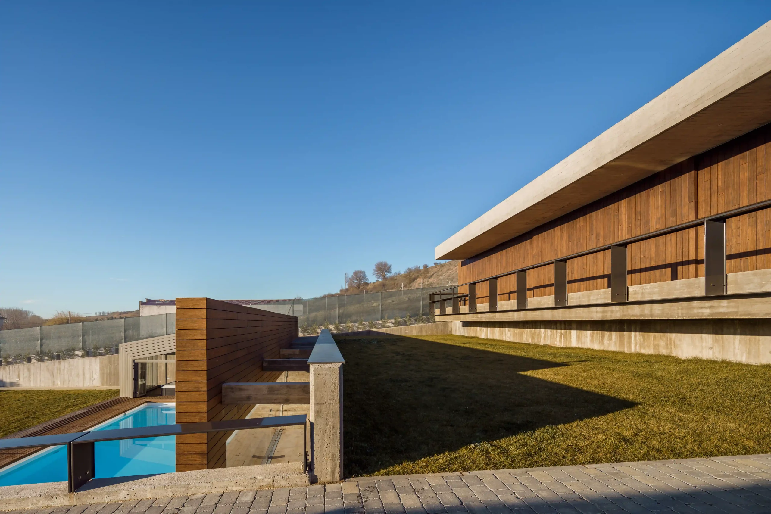Jardín con piscina para eventos y celebraciones en el Merendero de Burgos